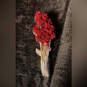 A Dozen Roses "DM 97" Goldtone and Rose Red Pin Brooch. Vintage!